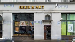 Один из четырёх входов в помещение на Солянке