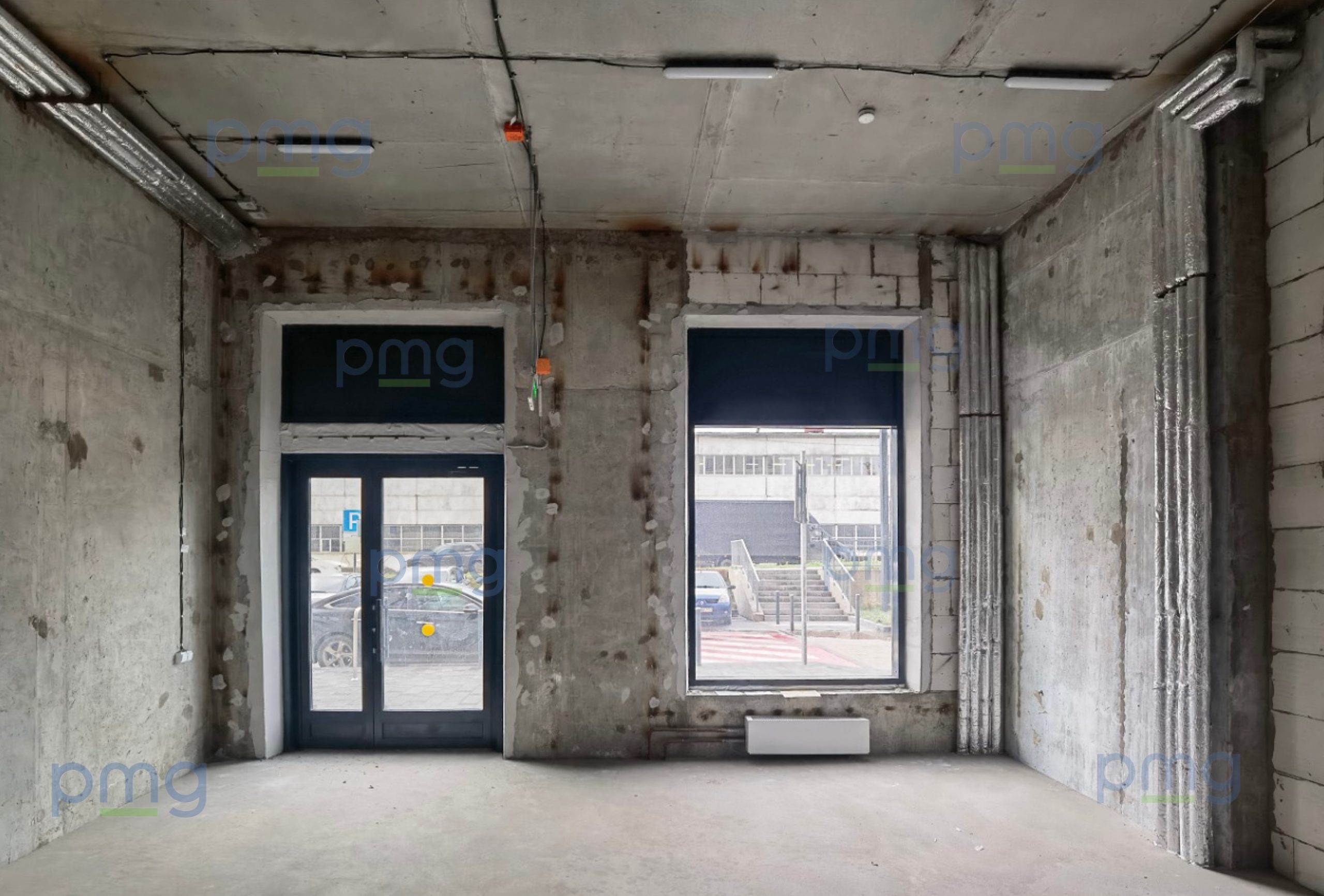 Витринные окна помещения под бизнес на Кавказском бульваре